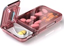 配有Pill Cutter Splitter的《旅行药丸》组织者,4个比较药盒,Pocket Purse小药盒,每日药盒,以持有维生素Cod Liver油补充品,药品计划(Pink)